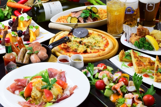 グルメのイメージ画像(卓上にパーティー料理が多数並ぶ画像)