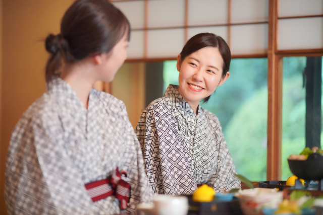 宿泊施設のイメージ画像(女性２人で旅館でくつろぐ画像)