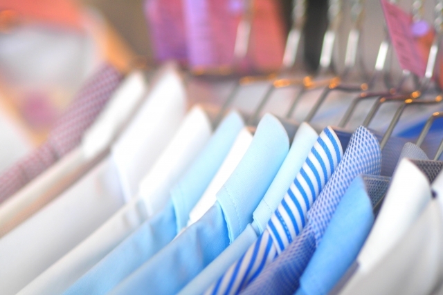 日常生活のイメージ画像(服屋で襟付きのシャツがハンガーにかかっている画像)